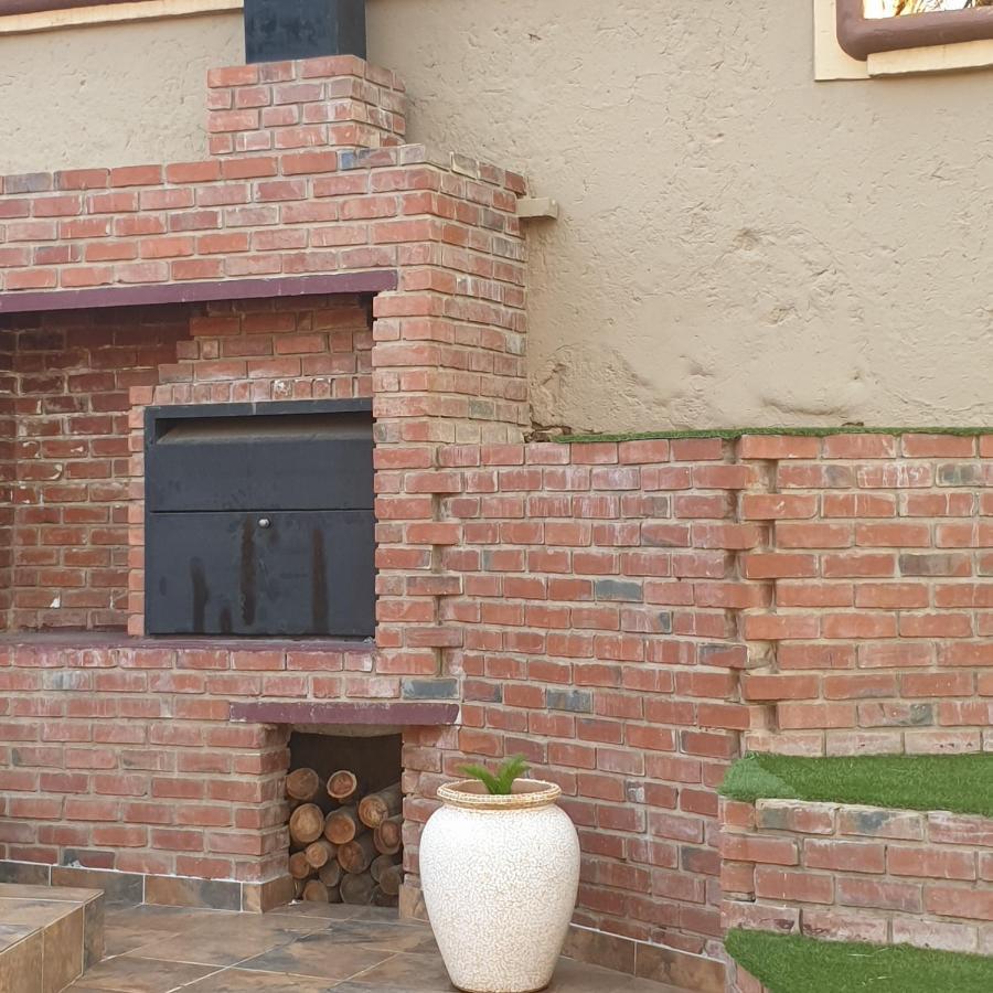 Langa'S Gabedi Goshen Pretoria Exterior foto